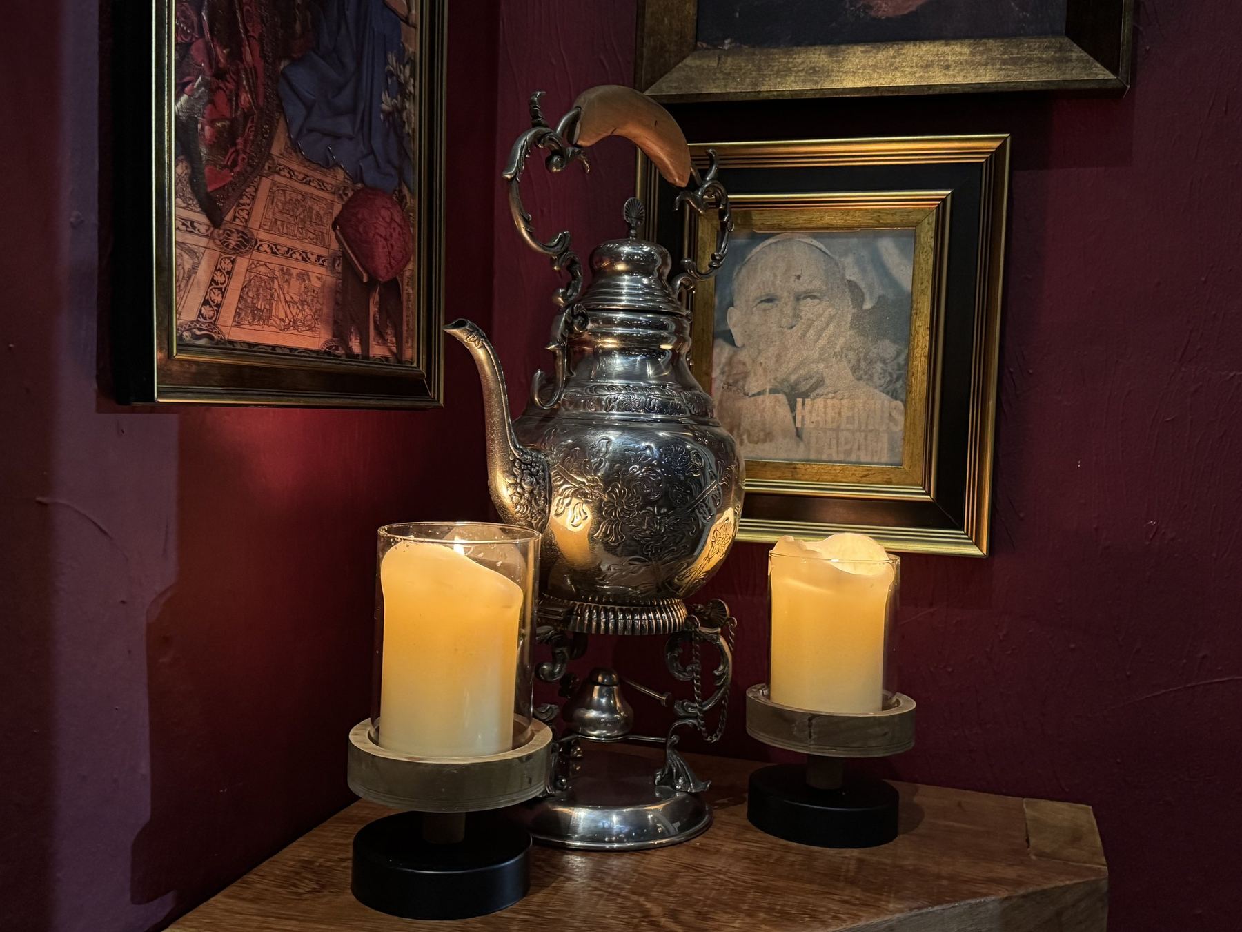 Detalhe de velas e objetos antigos na Casa Gourmet