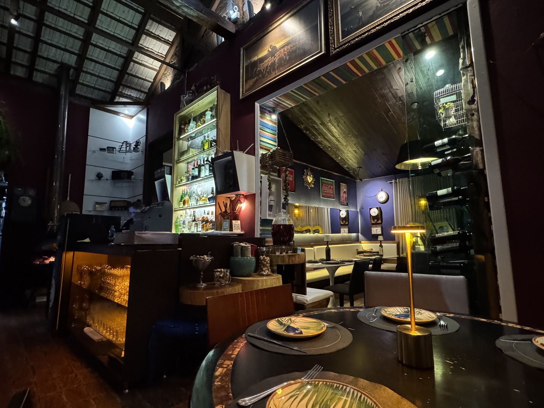 Sal&atilde;o da Casa Gourmet com bar iluminado e mesas postas